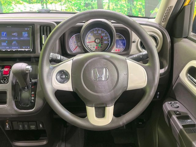 �C���e���A�ɍ��킹���f�U�C���̃X�e�A�����O�́A�^�]�������̂��Ƃ��l���A�^�]���₷���`��A�傫���ł��B�����x�A���ۂɐG���Ă��m���߂��������B