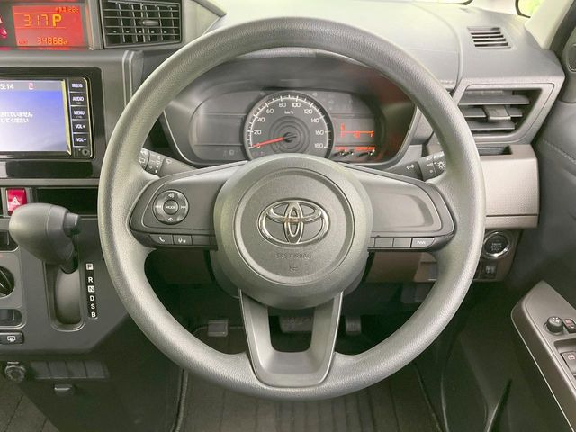 �C���e���A�ɍ��킹���f�U�C���̃X�e�A�����O�́A�^�]�������̂��Ƃ��l���A�^�]���₷���`��A�傫���ł��B�����x�A���ۂɐG���Ă��m���߂��������B