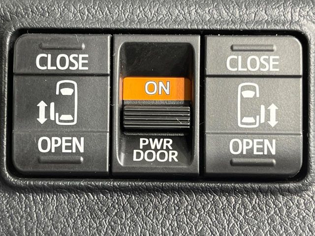 【両側パワースライドドア】スマートキーや運転席のスイッチで後席両側スライドドアの開閉が可能♪電動だから力を入れてドアを開ける必要が無く、小さなお子様でも簡単に開け閉めでき快適です♪