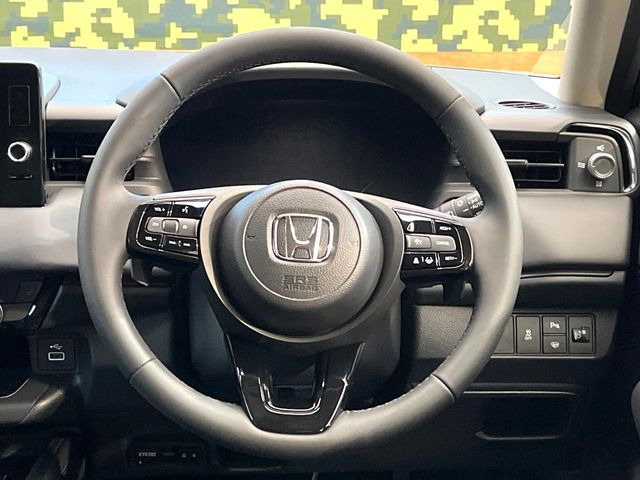 インテリアに合わせたデザインのステアリングは、運転される方のことも考え、運転しやすい形状、大きさです。是非一度、実際に触ってお確かめください。