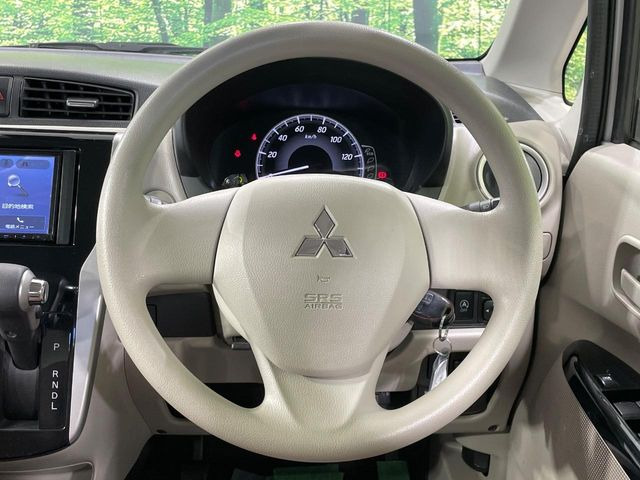 �C���e���A�ɍ��킹���f�U�C���̃X�e�A�����O�́A�^�]�������̂��Ƃ��l���A�^�]���₷���`��A�傫���ł��B�����x�A���ۂɐG���Ă��m���߂��������B