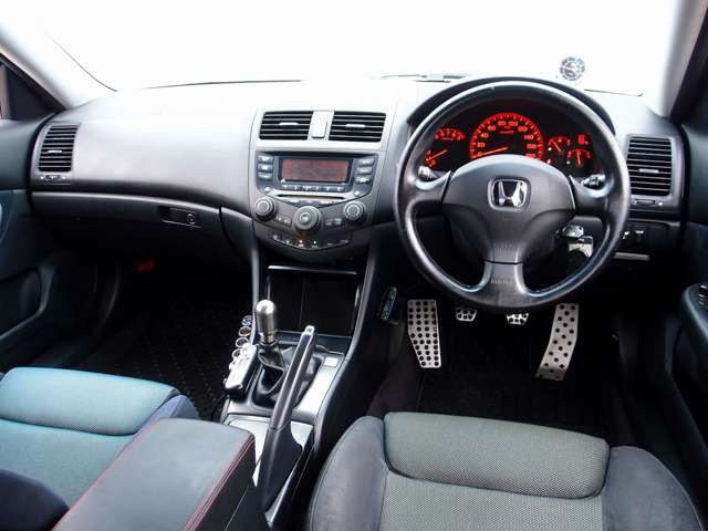 �������Y��Ƀ��[���N���[�j���O�ς݂ƂȂ�܂��B���΂��̌��ȏL����F���܂̏L����������܂���B����]�ɉ�����RECARO���Ȃǂ̃X�|�[�c�V�[�g�ɕύX���\�ł��B���C�y�ɂ����k�������܂�