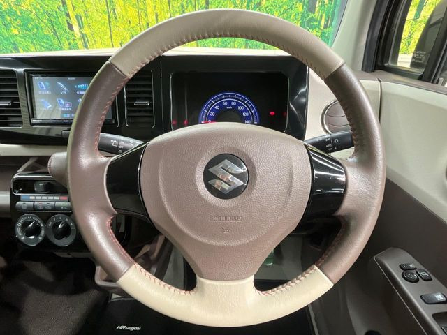 �C���e���A�ɍ��킹���f�U�C���̃X�e�A�����O�́A�^�]�������̂��Ƃ��l���A�^�]���₷���`��A�傫���ł��B�����x�A���ۂɐG���Ă��m���߂��������B
