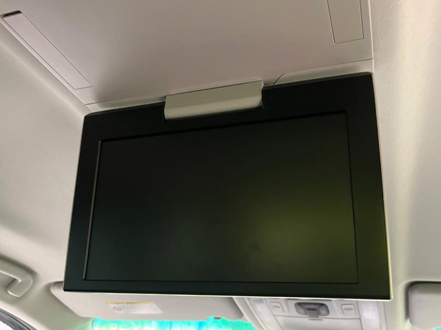 【フリップダウンモニター】大画面モニターで後席でもエンタメをお楽しみいただけます。小さなお子様にも大人気の装備です♪