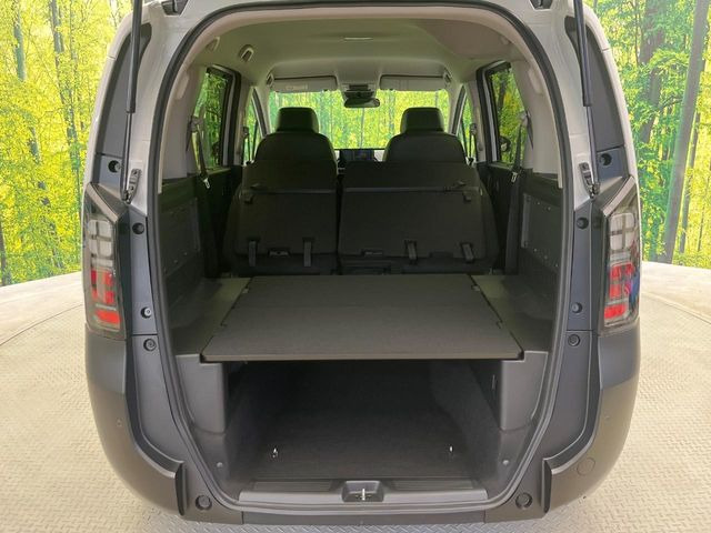 普段のお買い物や通勤、送迎等に十分な荷室スペースを確保しております。セカンドシートを倒すと、大きな荷物の積載も可能です♪