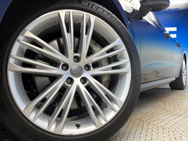 ●純正20インチアルミホイール:輸入車ならではの卓越した走りを支えるホイールと足回りです!日本車の走りに慣れている方にもぜひ体感して頂きたいほど、高いレベルでまとまっています!