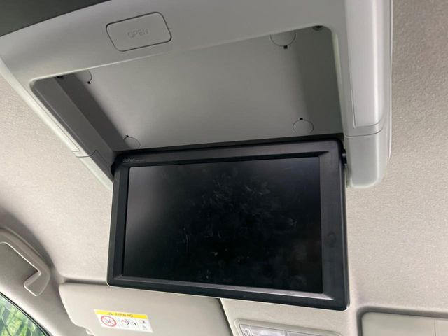 【フリップダウンモニター】大画面モニターで後席でもエンタメをお楽しみいただけます。小さなお子様にも大人気の装備です♪