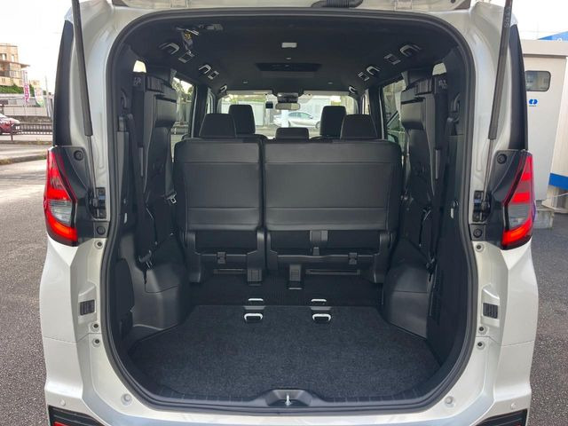 積み下ろしのしやすいデッキにはたっぷりと荷物を積み込んでいただけます。遊びから仕事まで、様々なシーンで頼れます♪