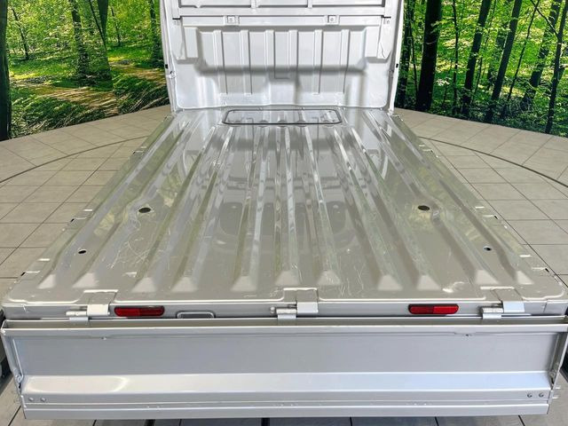積み下ろしのしやすいデッキにはたっぷりと荷物を積み込んでいただけます。遊びから仕事まで、様々なシーンで頼れます♪