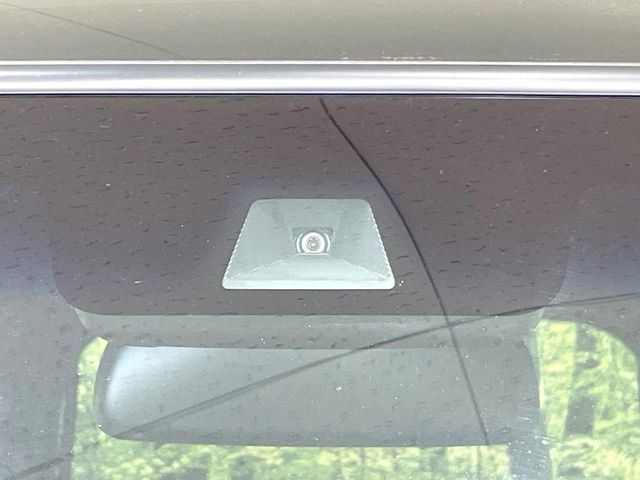 【ホンダセンシング】走行中に前方の車両等を認識し、衝突しそうな時は警報とブレーキで衝突回避と被害軽減をアシスト。より安全にドライブをお楽しみいただけます。