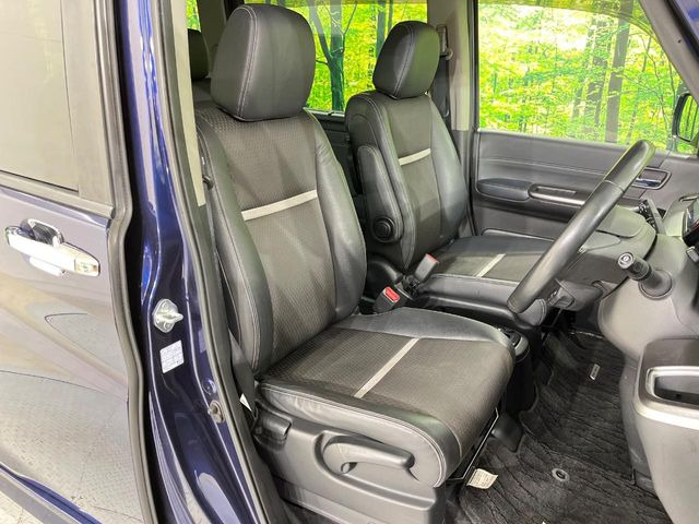 運転席シート廻りは使用感も少なく、良好な状態となっています。丁寧に使われていたことがよくわかりますね。