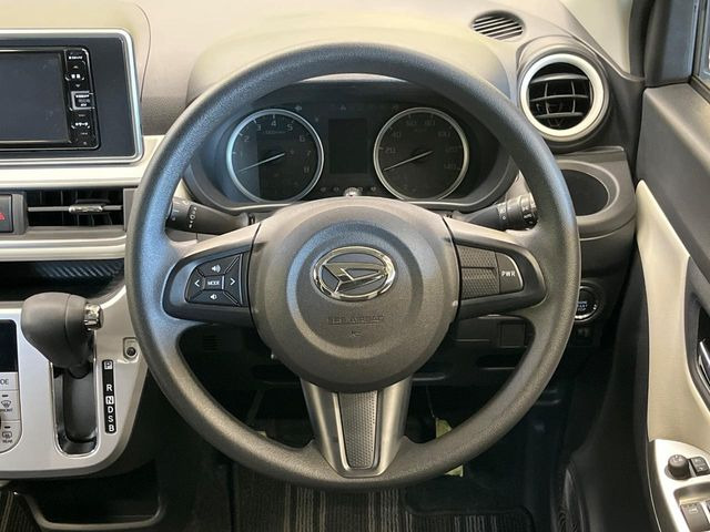 �C���e���A�ɍ��킹���f�U�C���̃X�e�A�����O�́A�^�]�������̂��Ƃ��l���A�^�]���₷���`��A�傫���ł��B�����x�A���ۂɐG���Ă��m���߂��������B