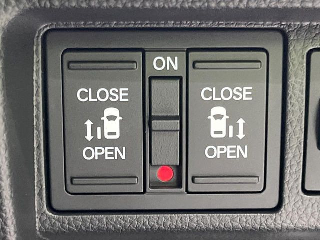 【両側パワースライドドア】スマートキーや運転席のスイッチで後席両側スライドドアの開閉が可能♪電動だから力を入れてドアを開ける必要が無く、小さなお子様でも簡単に開け閉めでき快適です♪