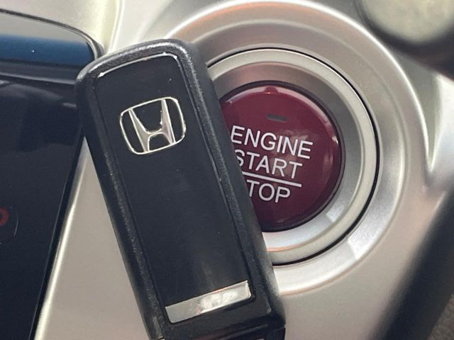 �yHonda�X�}�[�g�L�[�z�J�o����|�P�b�g�ɓ��ꂽ�܂܂ł��h�A�̎{���E�������\�ȃX�}�[�g�L�[�𑕔��B�G���W���̃I���E�I�t�����J�M�����o���K�v����������Ƃ��Ă��֗��ł���