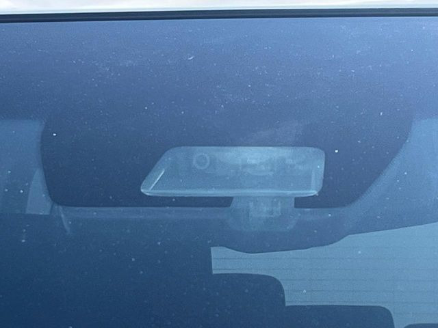 【三菱e-Assist】走行中に前方の車両等を認識し、衝突しそうな時は警報とブレーキで衝突回避と被害軽減をアシスト。より安全にドライブをお楽しみいただけます。