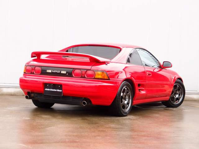 人気のMR2カスタム車両の入庫!全国でも台数の少ないATモデルをベースに外装同色塗装、RAYS製TE37SL15AW、ローダウン、バックカメラなどの充実装備にタイヤもADVANを装着。溝も9分山有