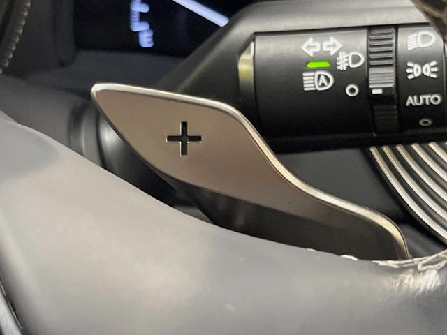 【パドルシフト】装備!オートマミッションでも充分にスポーツ走行を楽しめる時代です☆ダイレクトなドライブフィールを味わいたい人には必須♪慣れるととても楽しく車を操作できますよ☆