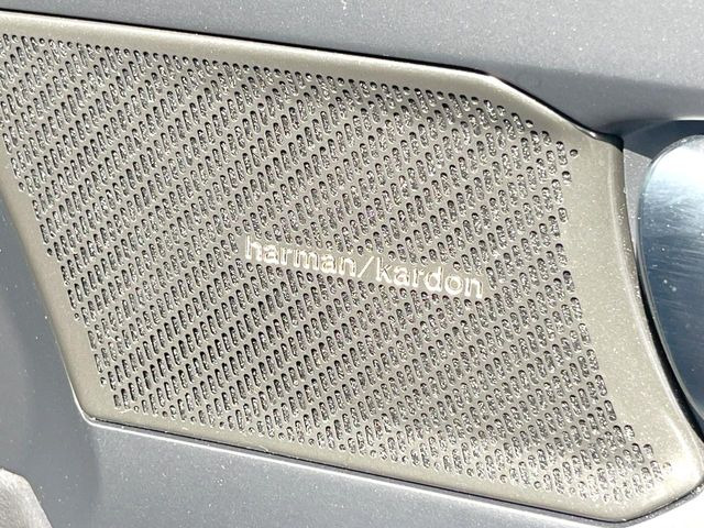 ●harman/kardonサウンドシステム:オーディオ専門メーカーが手掛けるプレミアムスピーカーを装備。多数のスピーカーから、音の粒立ちまで分かる高品質な音楽をお楽しみいただけます。