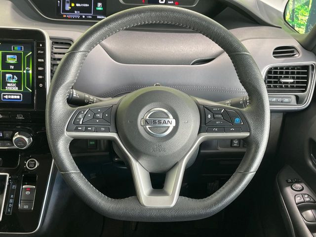 インテリアに合わせたデザインのステアリングは、運転される方のことも考え、運転しやすい形状、大きさです。是非一度、実際に触ってお確かめください。