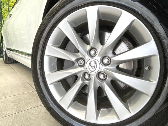 �y����18�C���`�A���~�z�C�[���z�O�ςɃ}�b�`���������A���~�z�C�[���𑕒����Ă���܂��B�e��ЊO�A���~�z�C�[����A�X�^�b�h���X�^�C�����戵�����Ă���܂��B���񂲑��k����������