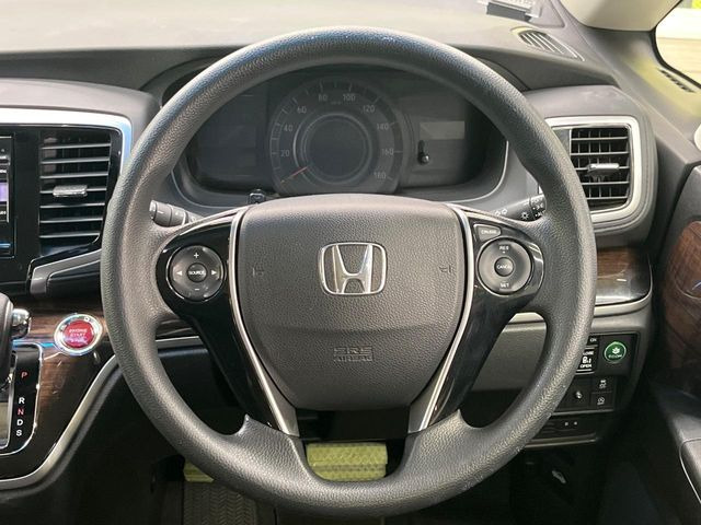 �C���e���A�ɍ��킹���f�U�C���̃X�e�A�����O�́A�^�]�������̂��Ƃ��l���A�^�]���₷���`��A�傫���ł��B�����x�A���ۂɐG���Ă��m���߂��������B