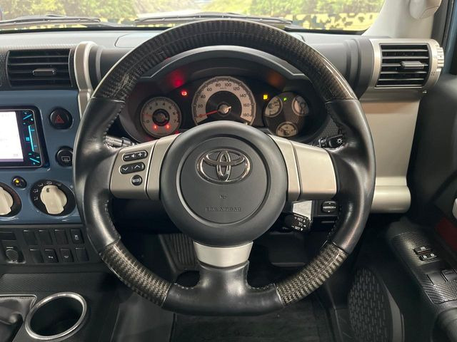 �C���e���A�ɍ��킹���f�U�C���̃X�e�A�����O�́A�^�]�������̂��Ƃ��l���A�^�]���₷���`��A�傫���ł��B�����x�A���ۂɐG���Ă��m���߂��������B