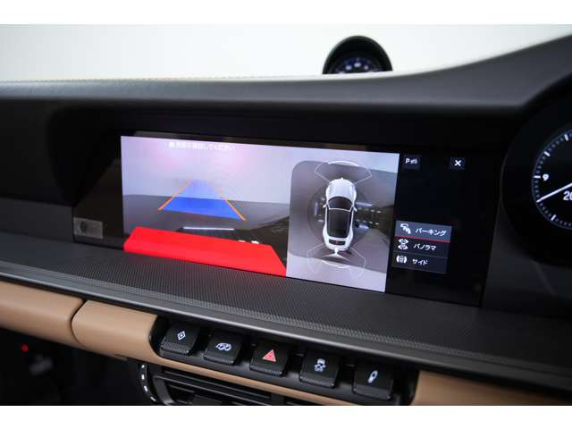 安全確認をサポートするバックカメラは、駐車場での車庫入れや狭いスペースでの取り回しに役立つ装備です。映像をモニターに表示することで、直接目視するだけでは把握しにくい後方の状況を確認しやすくなります。