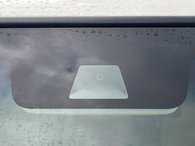【ホンダセンシング】走行中に前方の車両等を認識し、衝突しそうな時は警報とブレーキで衝突回避と被害軽減をアシスト。より安全にドライブをお楽しみいただけます。