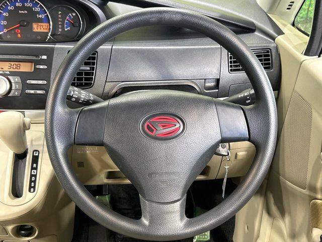 �C���e���A�ɍ��킹���f�U�C���̃X�e�A�����O�́A�^�]�������̂��Ƃ��l���A�^�]���₷���`��A�傫���ł��B�����x�A���ۂɐG���Ă��m���߂��������B