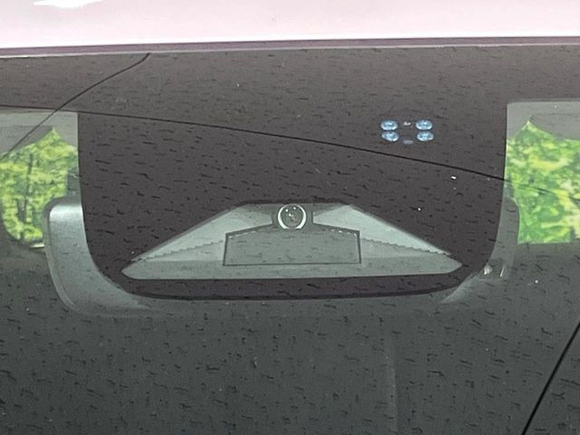 【ホンダセンシング】走行中に前方の車両等を認識し、衝突しそうな時は警報とブレーキで衝突回避と被害軽減をアシスト。より安全にドライブをお楽しみいただけます。