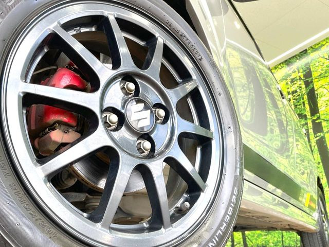 �y����15�C���`�A���~�z�C�[���z�O�ςɃ}�b�`���������A���~�z�C�[���𑕒����Ă���܂��B�e��ЊO�A���~�z�C�[����A�X�^�b�h���X�^�C�����戵�����Ă���܂��B���񂲑��k����������