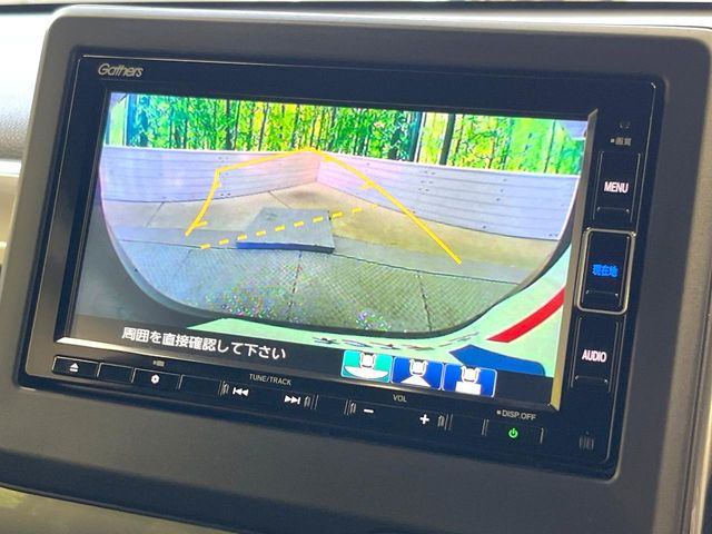 【バックカメラ】駐車時に後方がリアルタイム映像で確認できます。大型商業施設や立体駐車場での駐車時や、夜間のバック時に大活躍!運転スキルに関わらず、今や必須となった装備のひとつです!