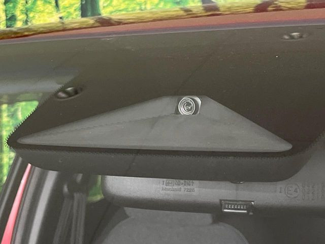 【ホンダセンシング】走行中に前方の車両等を認識し、衝突しそうな時は警報とブレーキで衝突回避と被害軽減をアシスト。より安全にドライブをお楽しみいただけます。