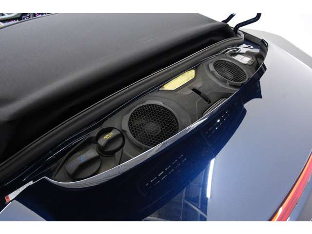 3.0L水平対向6気筒DOHCツインターボエンジンを搭載し、出力385ps、トルク45.9kgmを発揮します。ポルシェ伝統の水平対向エンジンならではの低重心設計により、優れたコーナリング性能と安定した走行性能を実現。