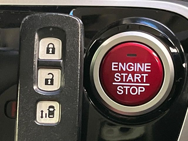 【Hondaスマートキー】カバンやポケットに入れたままでもドアの施錠・解錠が可能なスマートキーを装備。エンジンのオン・オフ時もカギを取り出す必要が無いからとっても便利です♪