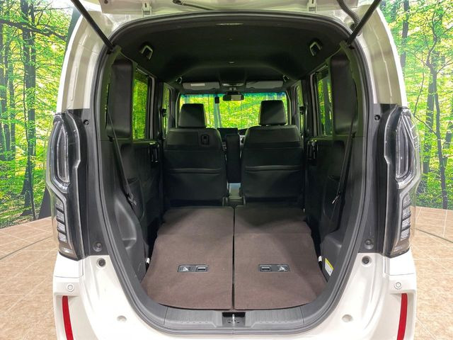 後席を格納すると、これだけの広さが!シーンに合わせたシートアレンジで、大きな荷物も積むことが出来ます♪