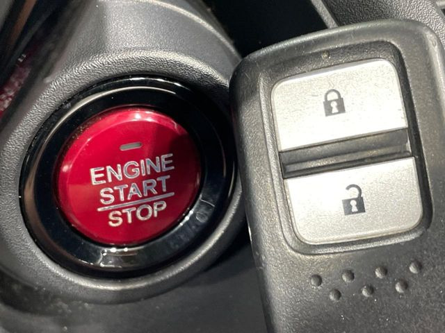 �yHonda�X�}�[�g�L�[�z�J�o����|�P�b�g�ɓ��ꂽ�܂܂ł��h�A�̎{���E�������\�ȃX�}�[�g�L�[�𑕔��B�G���W���̃I���E�I�t�����J�M�����o���K�v����������Ƃ��Ă��֗��ł���