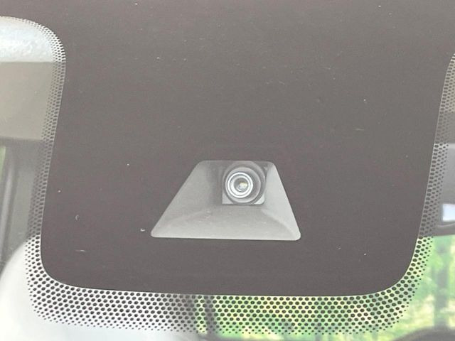 【三菱e-Assist】走行中に前方の車両等を認識し、衝突しそうな時は警報とブレーキで衝突回避と被害軽減をアシスト。より安全にドライブをお楽しみいただけます。