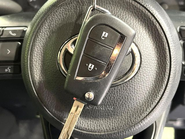 【キーレス】少し離れた場所からでもボタン一つでドアの開錠・施錠ができるのでとっても便利!ドアの鍵穴周りに傷をつけることもありません♪