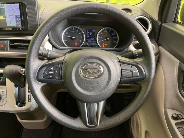 �C���e���A�ɍ��킹���f�U�C���̃X�e�A�����O�́A�^�]�������̂��Ƃ��l���A�^�]���₷���`��A�傫���ł��B�����x�A���ۂɐG���Ă��m���߂��������B