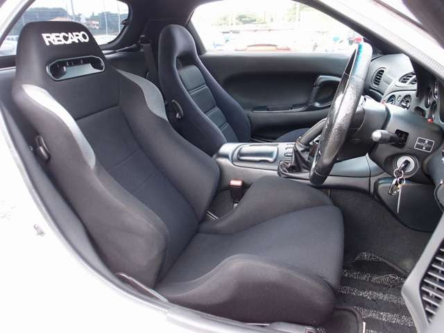 �^�]�Ȃ͐l�C��RECARO���V�[�g�Ɍ����ς݁B�؂��ڗ��悤�Ȏg�p����������܂���B����]�ɉ�����BRIDDE����RECARO���ȂǁA�D�݂̃��f���ɕύX���\�ł��B���C�y�ɂ����k�������܂�