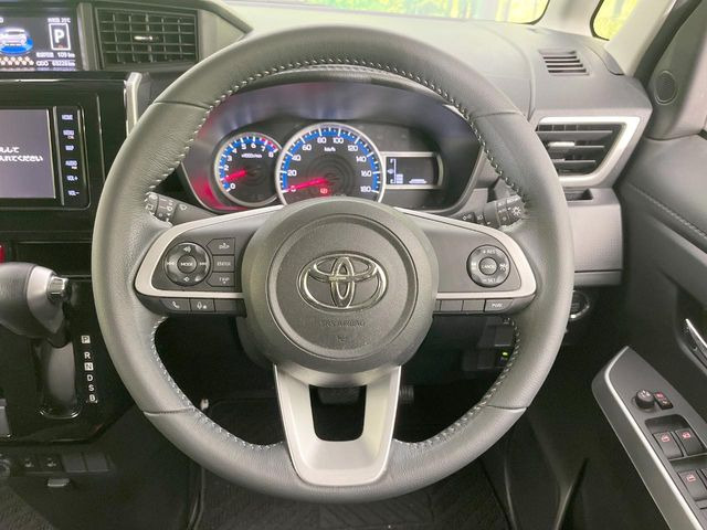 �C���e���A�ɍ��킹���f�U�C���̃X�e�A�����O�́A�^�]�������̂��Ƃ��l���A�^�]���₷���`��A�傫���ł��B�����x�A���ۂɐG���Ă��m���߂��������B