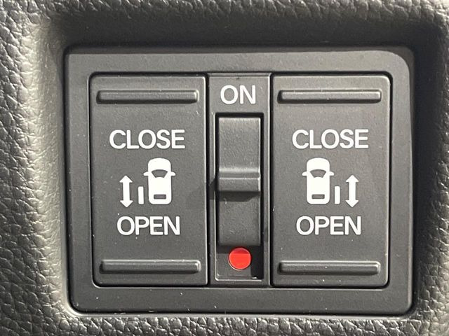 【両側パワースライドドア】スマートキーや運転席のスイッチで後席両側スライドドアの開閉が可能♪電動だから力を入れてドアを開ける必要が無く、小さなお子様でも簡単に開け閉めでき快適です♪