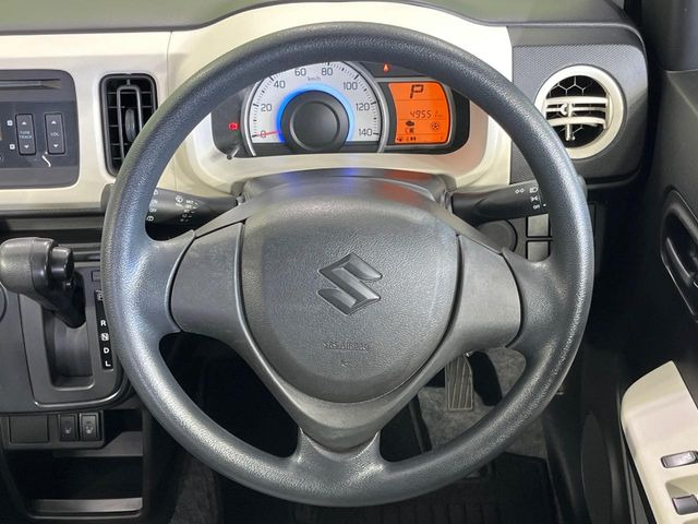�C���e���A�ɍ��킹���f�U�C���̃X�e�A�����O�́A�^�]�������̂��Ƃ��l���A�^�]���₷���`��A�傫���ł��B�����x�A���ۂɐG���Ă��m���߂��������B