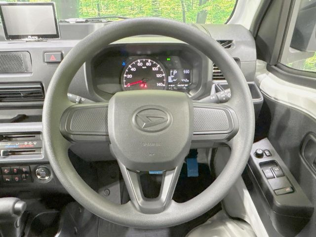 �C���e���A�ɍ��킹���f�U�C���̃X�e�A�����O�́A�^�]�������̂��Ƃ��l���A�^�]���₷���`��A�傫���ł��B�����x�A���ۂɐG���Ă��m���߂��������B