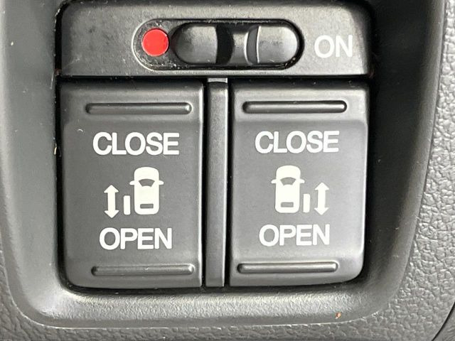 【両側パワースライドドア】スマートキーや運転席のスイッチで後席両側スライドドアの開閉が可能♪電動だから力を入れてドアを開ける必要が無く、小さなお子様でも簡単に開け閉めでき快適です♪