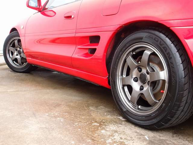 人気のMR2カスタム車両の入庫!全国でも台数の少ないATモデルをベースに外装同色塗装、RAYS製TE37SL15AW、ローダウン、バックカメラなどの充実装備にタイヤもADVANを装着。溝も9分山有