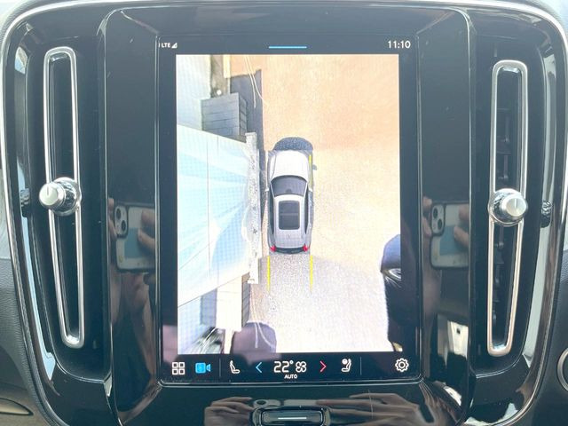 ●パノラミックビューモニター:専用のカメラにより、上から見下ろしたような視点で360度クルマの周囲を確認することができます☆死角部分も確認しやすく、狭い場所での切り返しや駐車もスムーズに行えます。