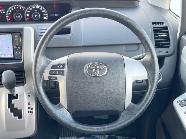 �C���e���A�ɍ��킹���f�U�C���̃X�e�A�����O�́A�^�]�������̂��Ƃ��l���A�^�]���₷���`��A�傫���ł��B�����x�A���ۂɐG���Ă��m���߂��������B