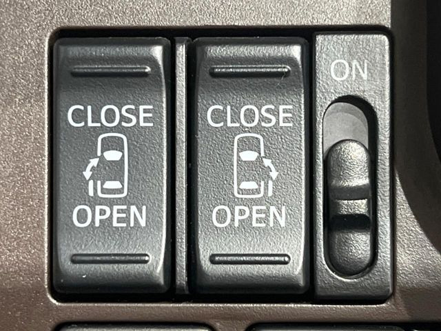 【両側パワースライドドア】スマートキーや運転席のスイッチで後席両側スライドドアの開閉が可能♪電動だから力を入れてドアを開ける必要が無く、小さなお子様でも簡単に開け閉めでき快適です♪